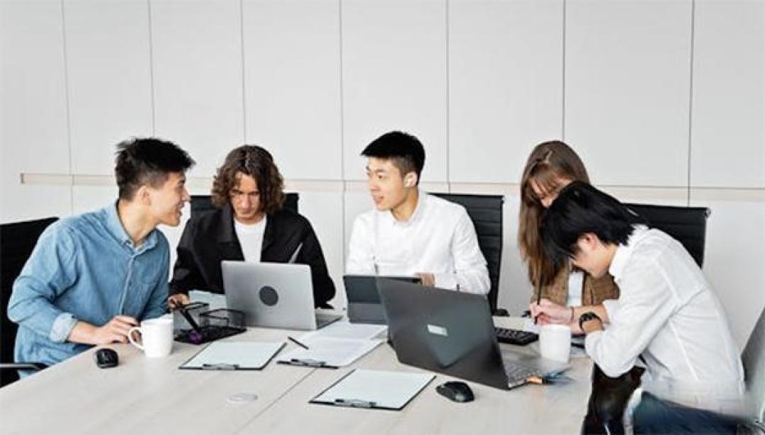 我娃用AI几小时做出游戏，真正学会的不是编程，而是表达