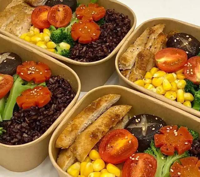 发霉黄瓜榨汁、隔夜菜继续用？1300家轻食门店被扒光光