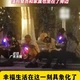 外卖小哥送完最后一单与环卫工人值班警员坐在一起吃饭聊天，幸福生活在这一刻具象化了#核蜂换电 #外卖小哥 #两轮车换电电池 #换电技术方案 #热门