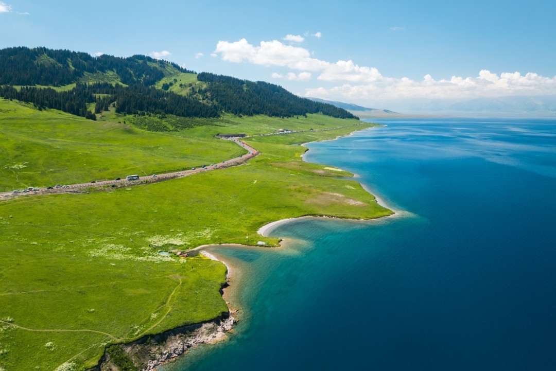 赛里木湖房车深度游：选对环湖方向，把家安在绝美风景里