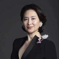 女人到了四五十岁，尽量少戴手镯、丝巾，换成这些配饰，优雅时髦