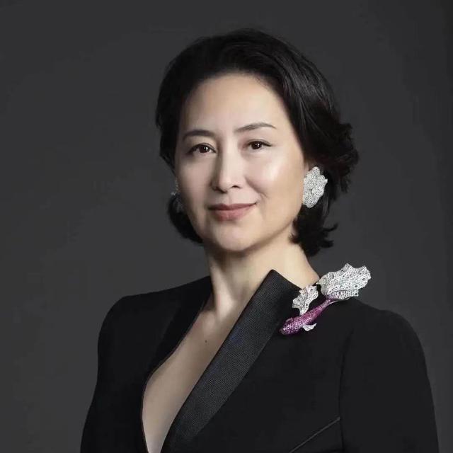 女人到了四五十岁，尽量少戴手镯、丝巾，换成这些配饰，优雅时髦