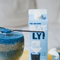 燕麦奶VS牛奶到底差在哪?一张表说清蛋白质热量纤维怎么选