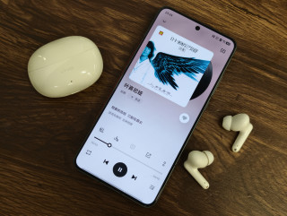 vivo TWS 5i与iQOO 15T黑白配，妥妥高性价比耳机畅听体验
