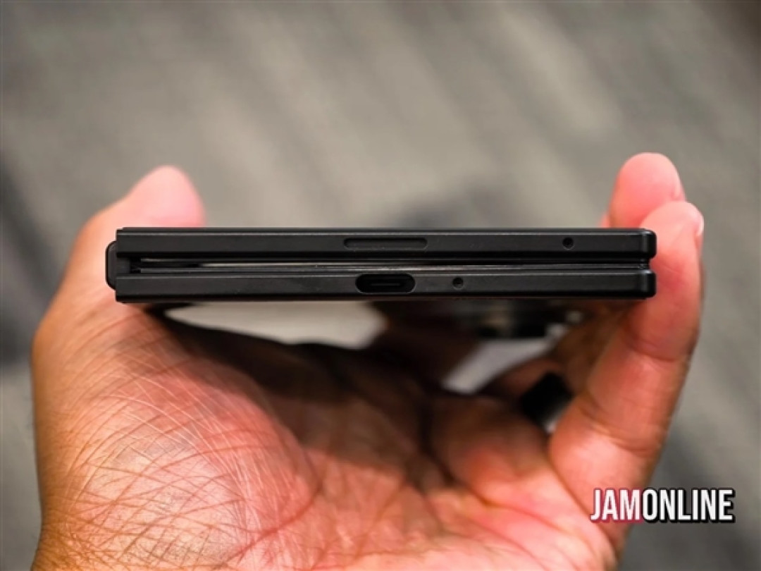 三星首款阔折叠Galaxy Z Fold8机模上手：神似华为Pura X Max