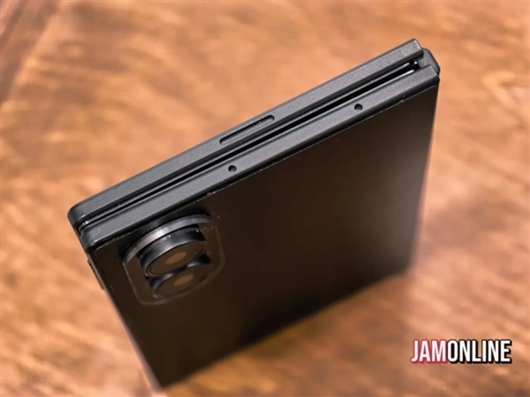 三星首款阔折叠Galaxy Z Fold8机模上手：神似华为Pura X Max