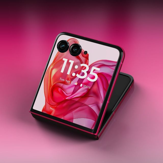折叠屏旗舰正面刚：moto razr 50 Ultra外屏更大、影像堆料更狠，三星Z Flip6生态更香？