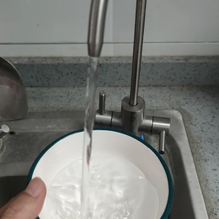 1600G净水器横评：京东京造、沁园、小米出水快滤芯省零陈水
