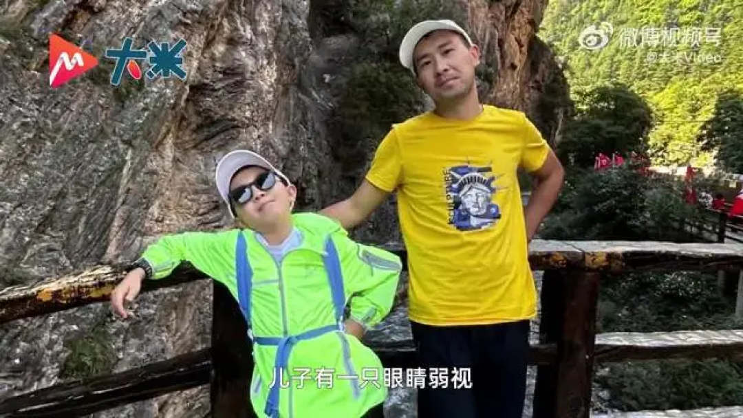 爸爸带弱视儿子徒步2年,视力恢复到5.0!医生提醒:千万别只学这一点