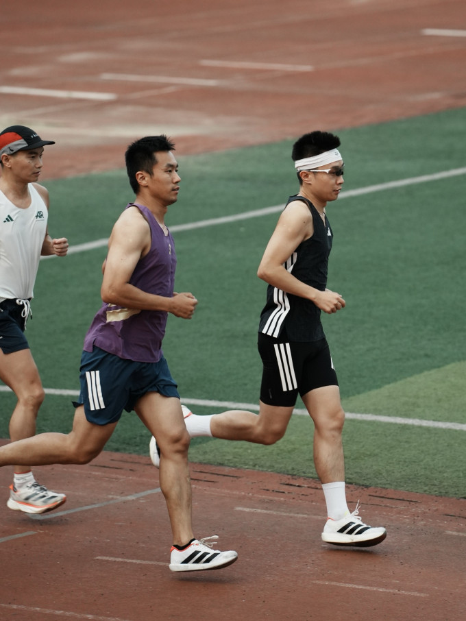 阿迪达斯跑鞋
