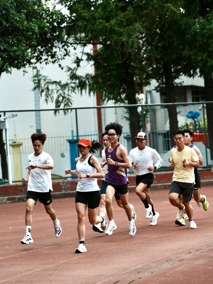 阿迪达斯跑鞋
