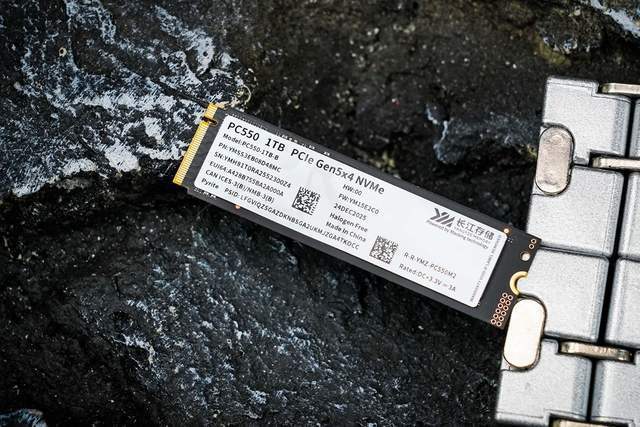 笔记本终于能上PCIe 5.0固态了！长江存储PC550用四通道把功耗压到6W内，性能不打折