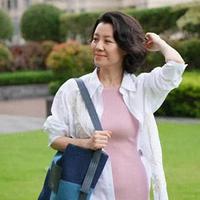 52岁刘琳穿白衬衫黑裤赢麻了，40+微胖这样搭藏肉显瘦又高级