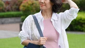52岁刘琳穿白衬衫黑裤赢麻了，40+微胖这样搭藏肉显瘦又高级