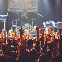 Livehouse站票区矮个子生存法则：增高技巧让你稳站C位