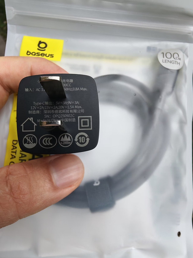 倍思 30W 氮化镓充电器