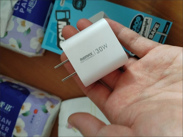 睿量 REMAX 30W 氮化镓充电器