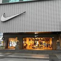 耐克大中华区8连跌，国货份额首超52%夺半壁江山，市值蒸发300亿美元背后的危与机