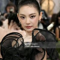 2.3米拖尾黑纱裙惊艳Met Gala，23岁女团成员凭Gucci代言5天速登红毯，外媒惊叹东方美学惊艳西方