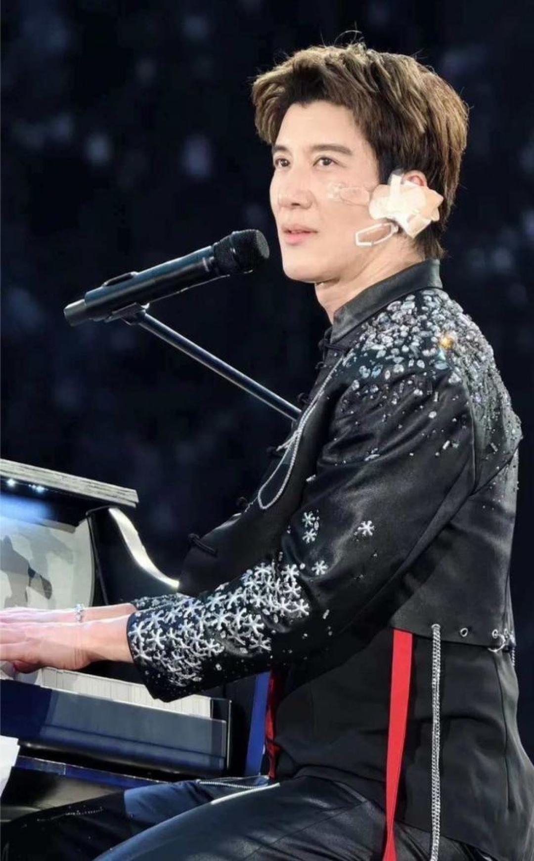 王力宏缝39针后带伤返场，主办方亡羊补牢配备医疗团队