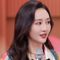 王鸥带火的一种极简穿搭：黑色吊带+白色九分裤，时髦利落又高级