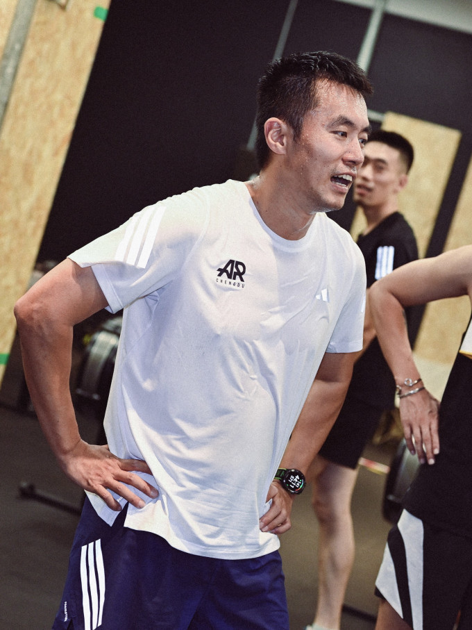 阿迪达斯跑鞋
