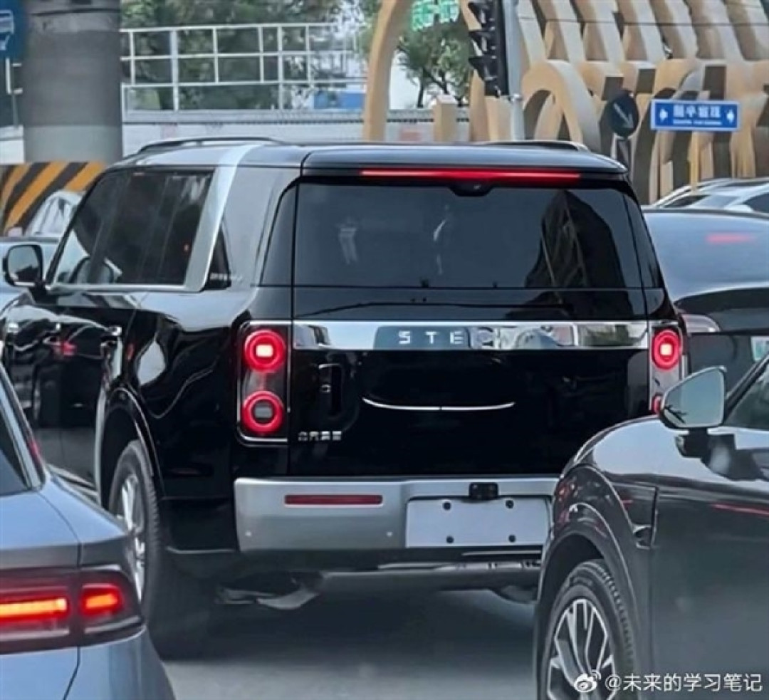 享界MPV新车路试谍照再曝：支持后轮转向 量产倒计时