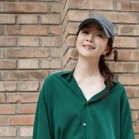 被殷桃的饱满身材非常惊艳，一袭深V裙秀出曲线感，气质好撩人！