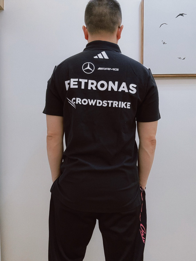 F1奔驰车队穿搭，阿迪Polo单品上身还真有员工那味❗