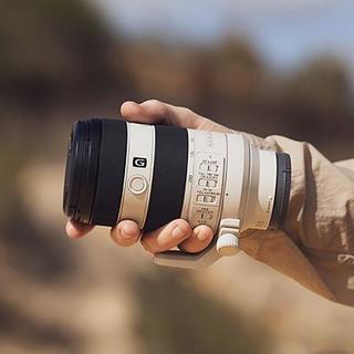 索尼70-200 F4与F2.8 GM II怎么选？250克重量差和微距功能是关键