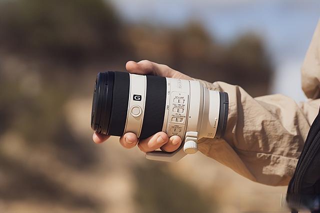 索尼70-200 F4与F2.8 GM II怎么选？250克重量差和微距功能是关键
