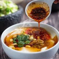 咸党甜党争了几十年,是为适应冷热天气?一碗豆腐脑装满各地烟火气味