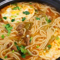 天冷就馋这锅砂锅米粉，酸辣暖胃，江西朋友教我3个诀窍