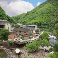 浙江这2个古村比市区凉快8度，开车1h直达，溪水清澈还能打水仗
