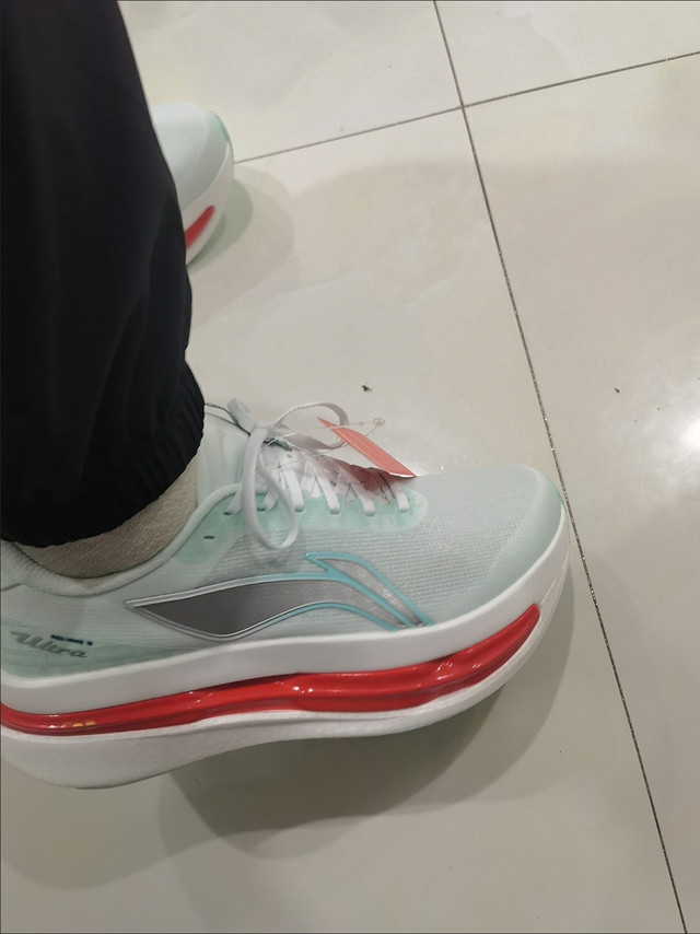 李宁新款跑鞋的三层中底设计