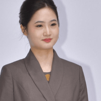 咖色西装凭什么稳居通勤C位？一件解锁三种身份的松弛穿搭