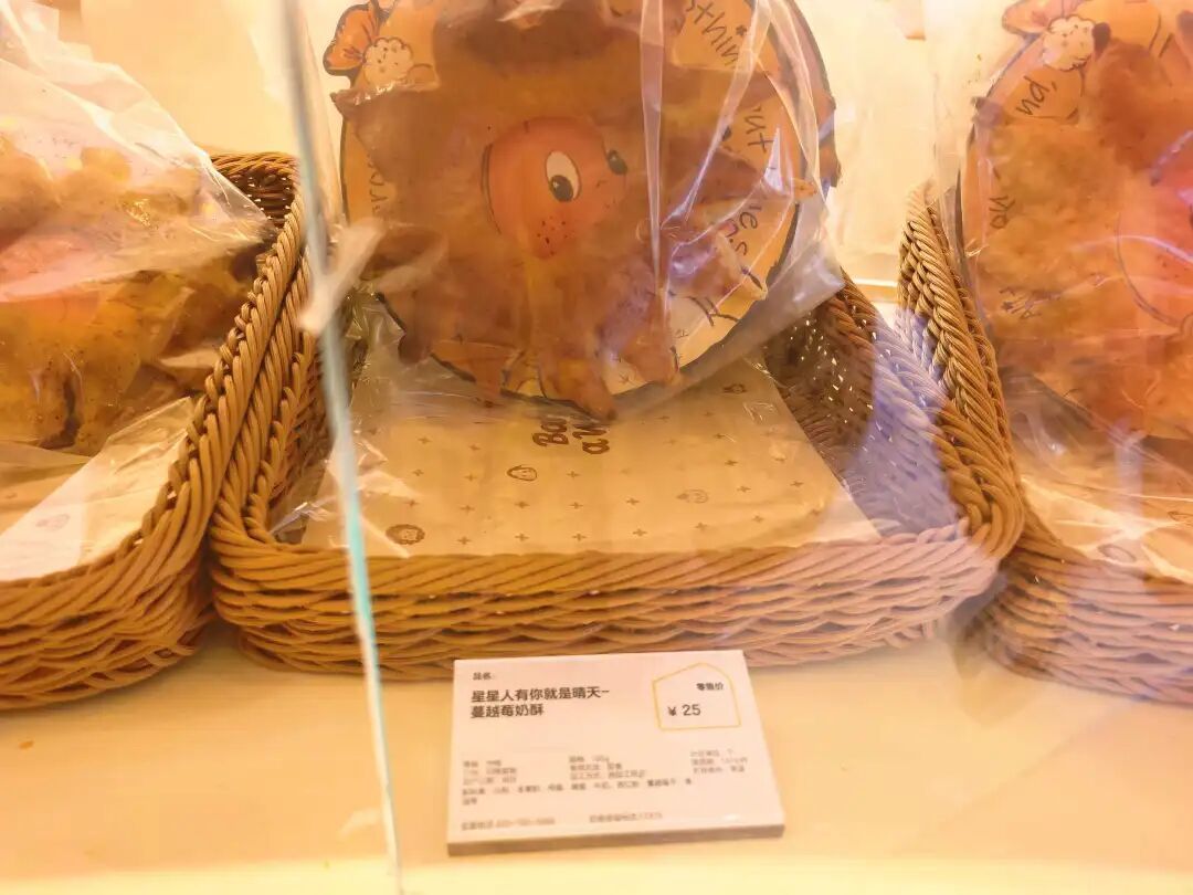 实探泡泡玛特全国首家甜品店!海边独栋,卖蛋糕、咖啡、298元的下午茶!