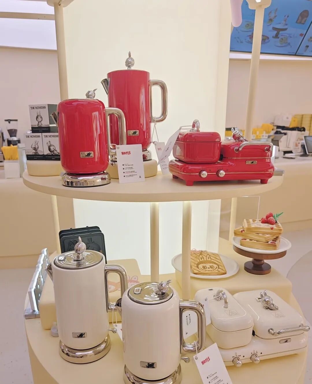 实探泡泡玛特全国首家甜品店!海边独栋,卖蛋糕、咖啡、298元的下午茶!