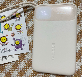 倍思自带线充电宝：实用耐用