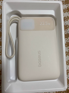 倍思自带线充电宝：实用耐用