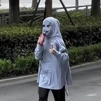 夏天大街上“养蜂人”出没，过度防晒三连击：中暑+爆痘+骨质疏松