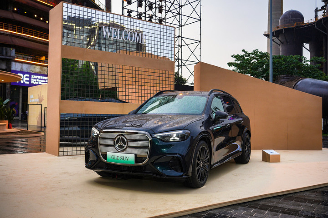 奔驰全新纯电 GLC 转型 AI，新版型同步开启预售，29.99 万元起