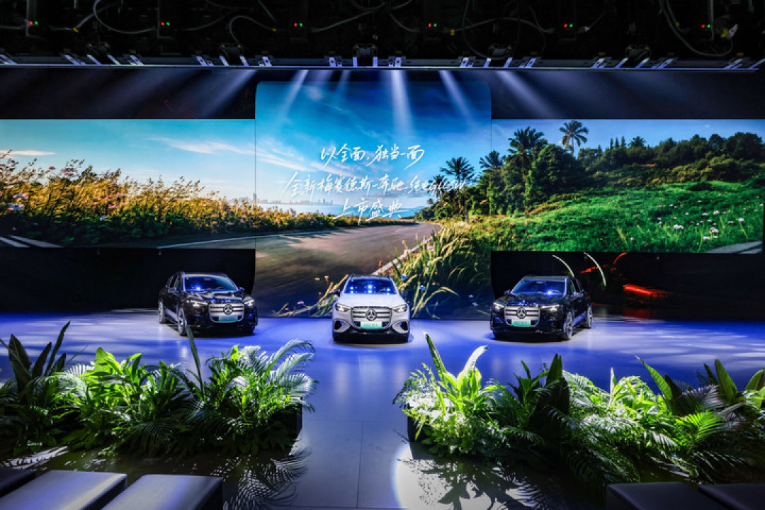 奔驰全新纯电 GLC 转型 AI，新版型同步开启预售，29.99 万元起