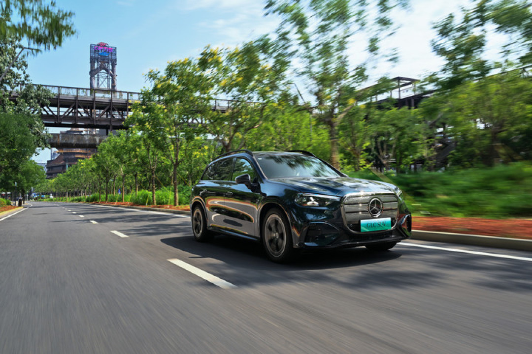奔驰全新纯电 GLC 转型 AI，新版型同步开启预售，29.99 万元起