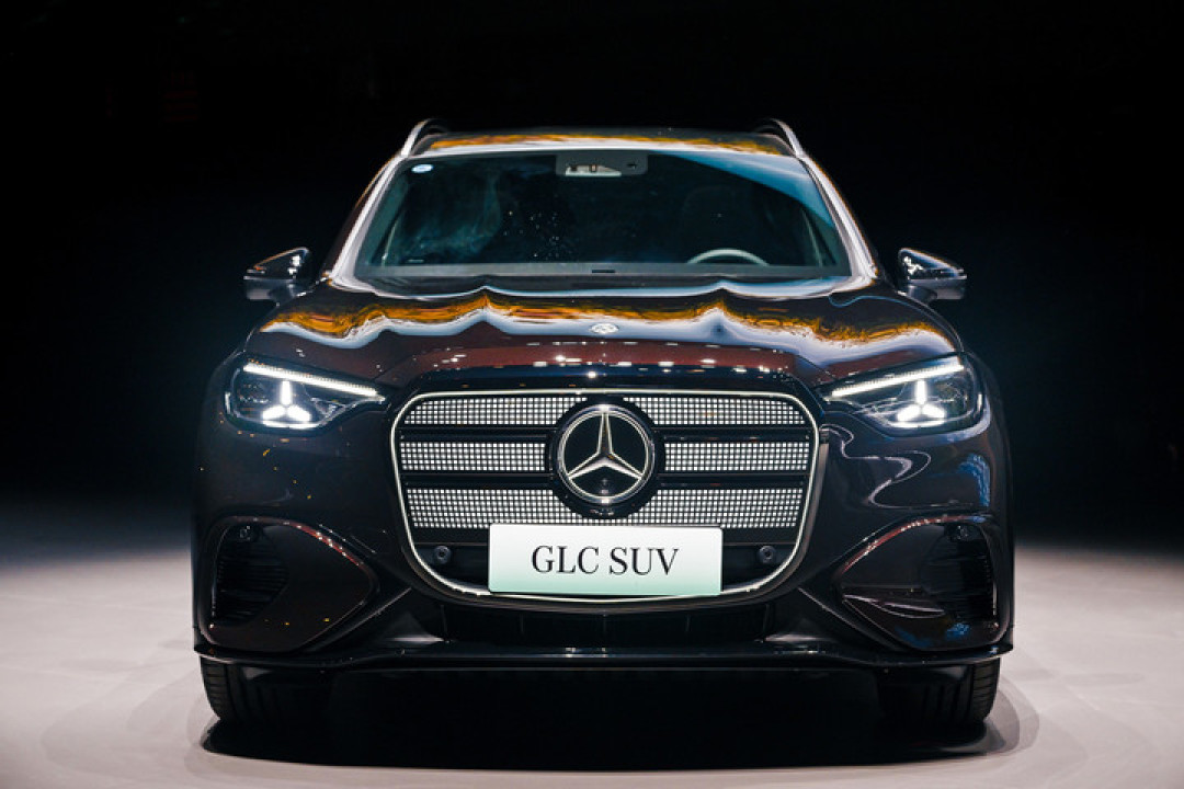 奔驰全新纯电 GLC 转型 AI，新版型同步开启预售，29.99 万元起