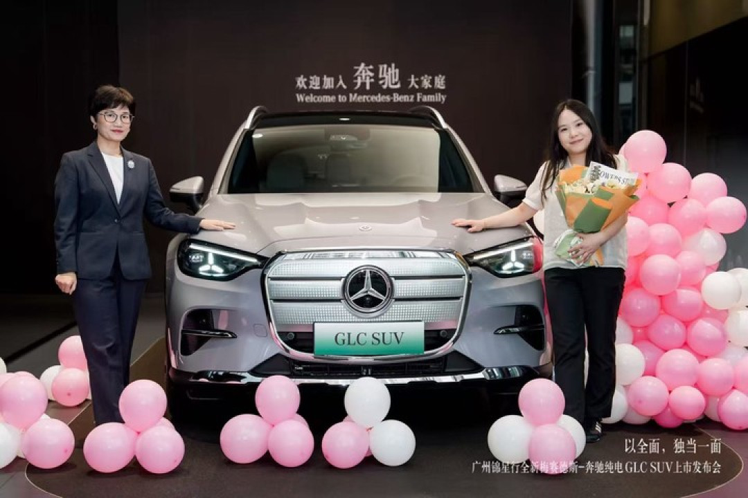 奔驰全新纯电 GLC 转型 AI，新版型同步开启预售，29.99 万元起