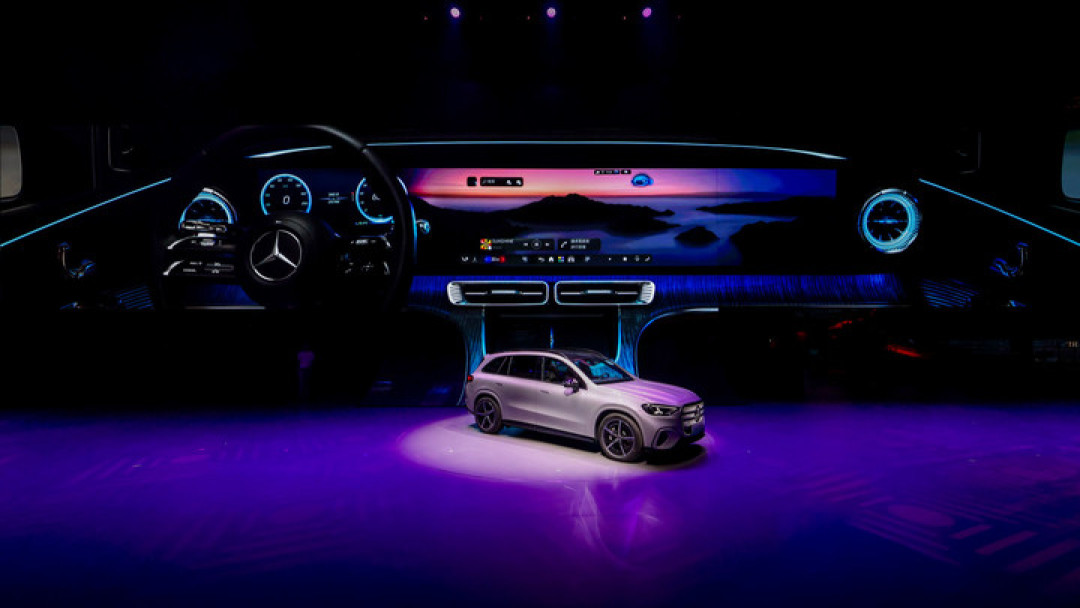 奔驰全新纯电 GLC 转型 AI，新版型同步开启预售，29.99 万元起