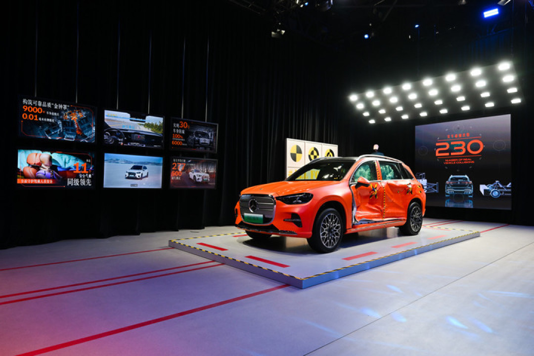 奔驰全新纯电 GLC 转型 AI，新版型同步开启预售，29.99 万元起