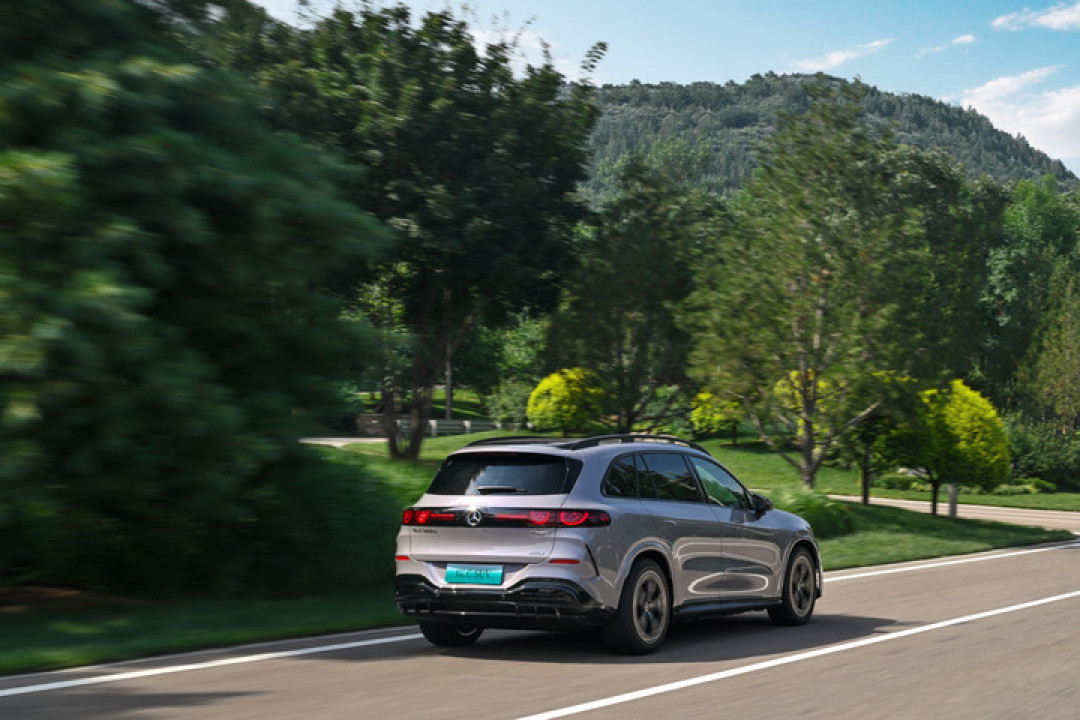 奔驰全新纯电 GLC 转型 AI，新版型同步开启预售，29.99 万元起