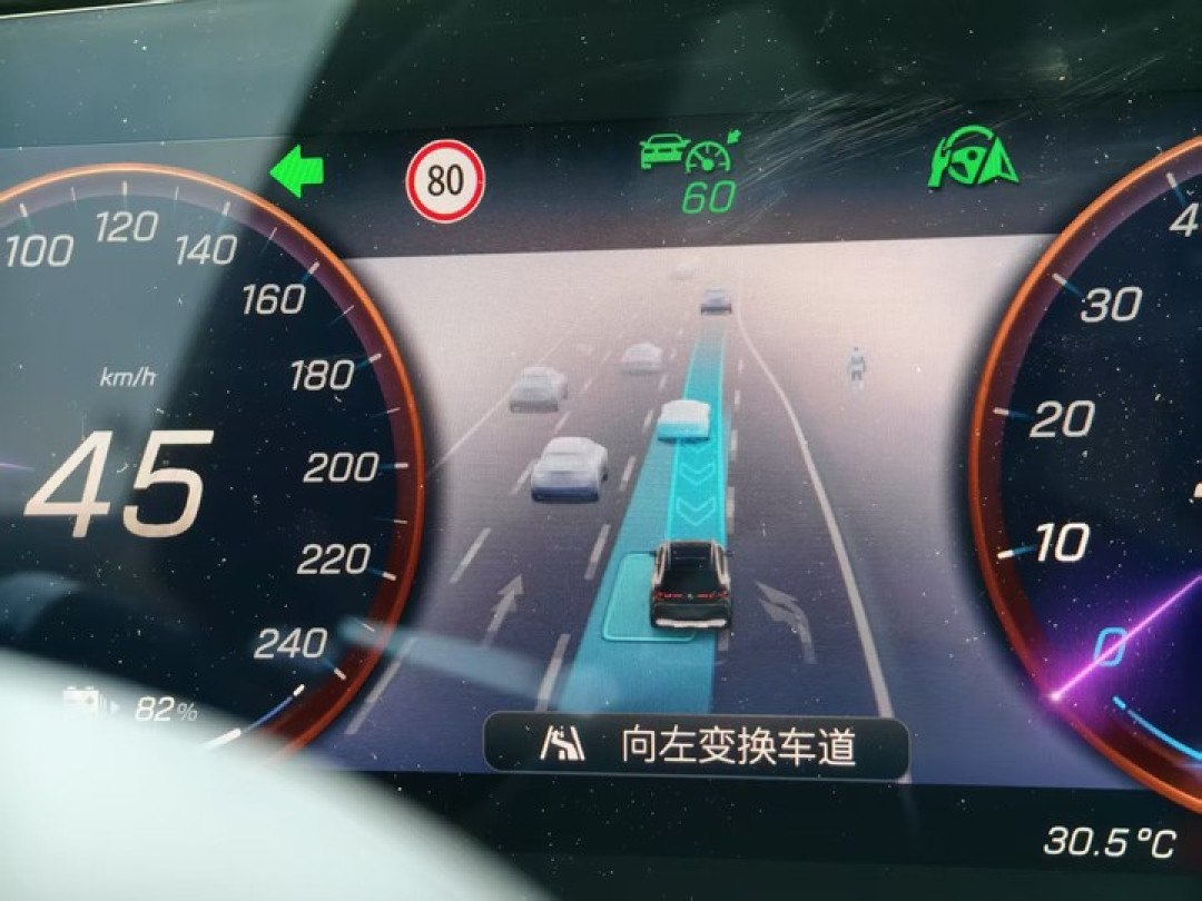 奔驰全新纯电 GLC 转型 AI，新版型同步开启预售，29.99 万元起